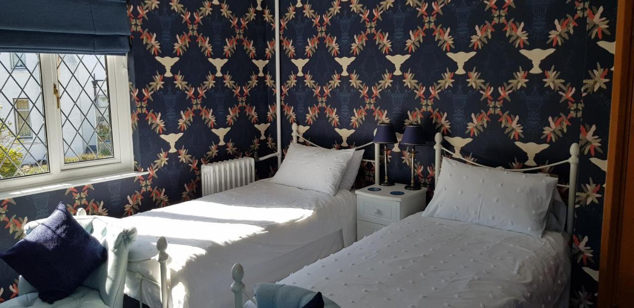 Bed and Breakfast Wychwood House à Penally Extérieur photo
