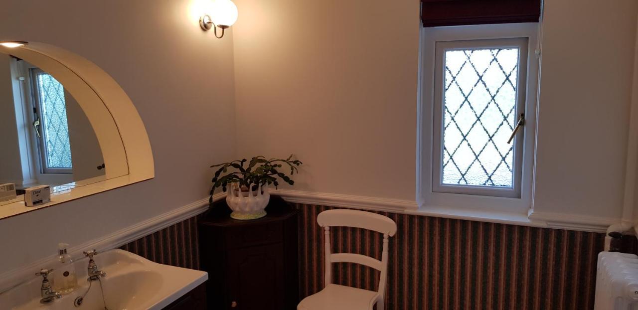 Bed and Breakfast Wychwood House à Penally Extérieur photo