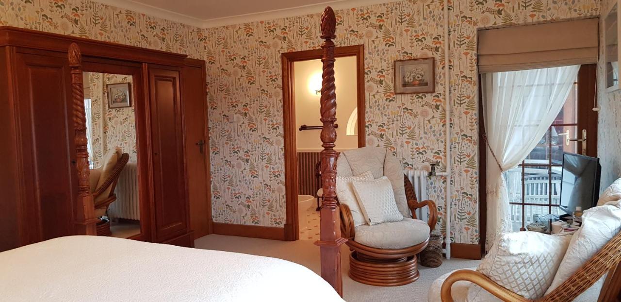 Bed and Breakfast Wychwood House à Penally Extérieur photo