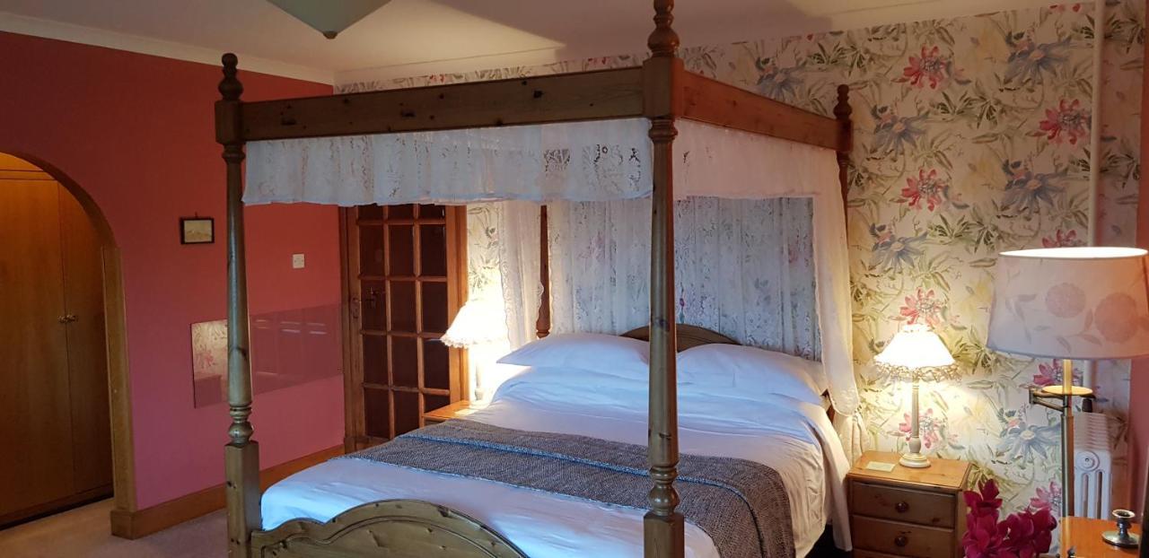 Bed and Breakfast Wychwood House à Penally Extérieur photo