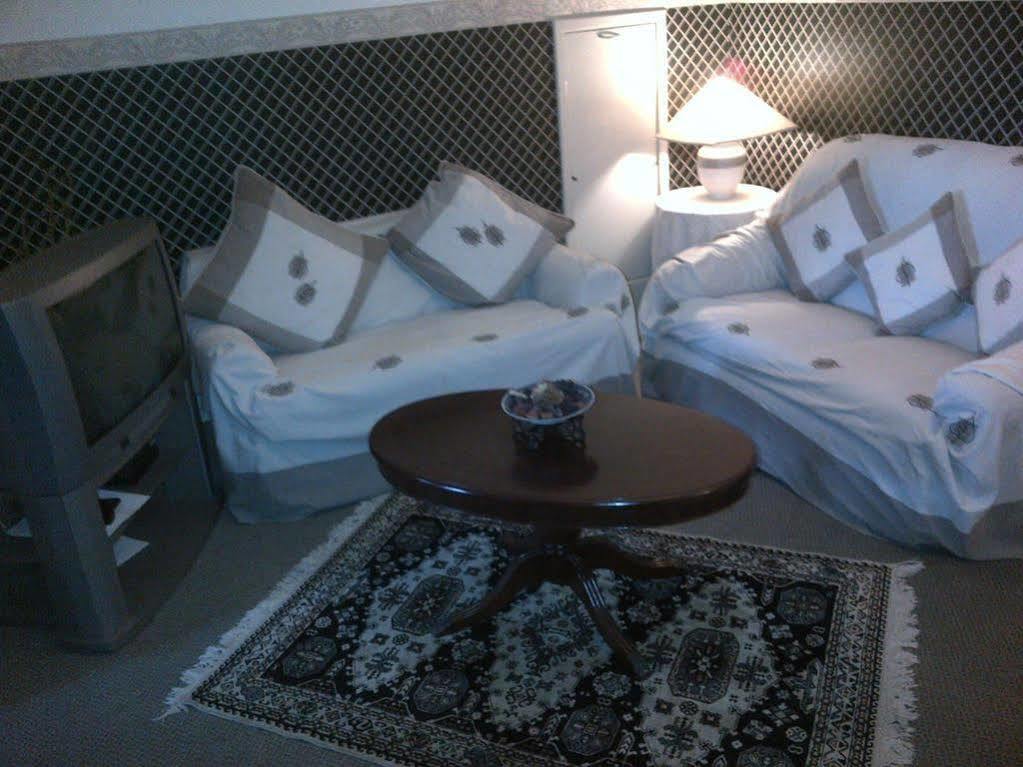 Bed and Breakfast Wychwood House à Penally Extérieur photo